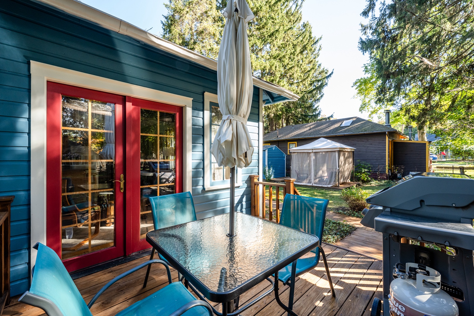 Outdoor Seating & Gas Grill