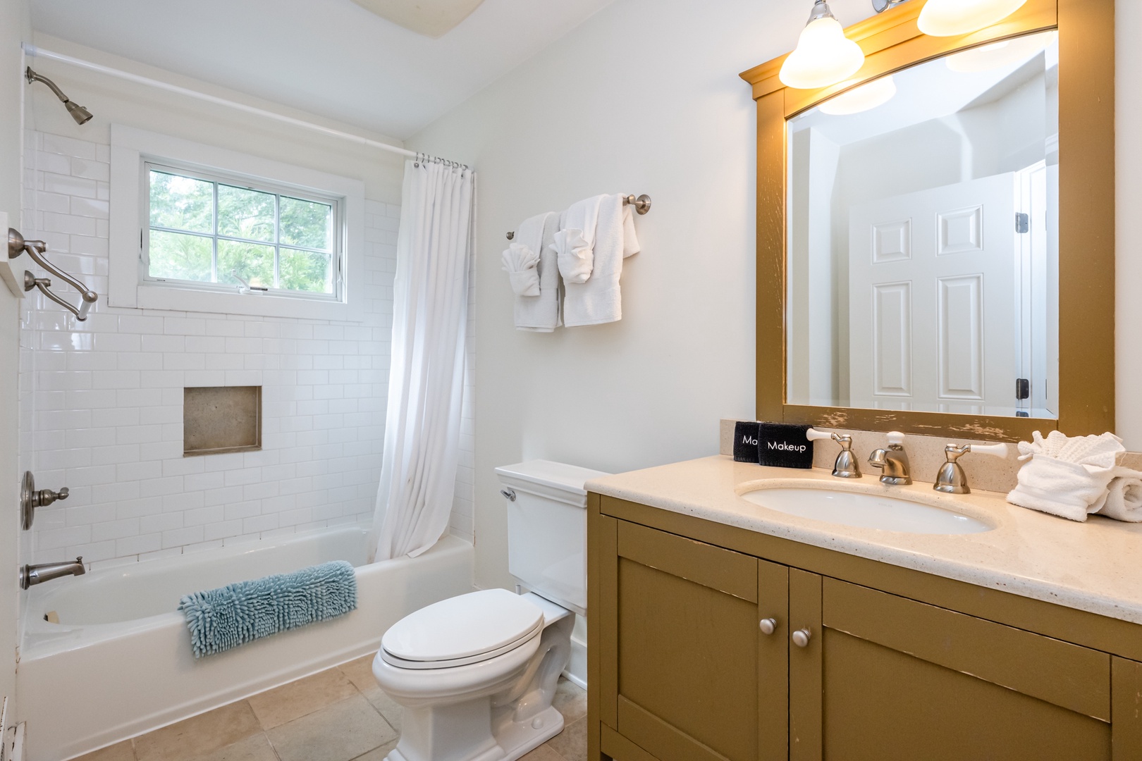 Upstairs Full Bathroom