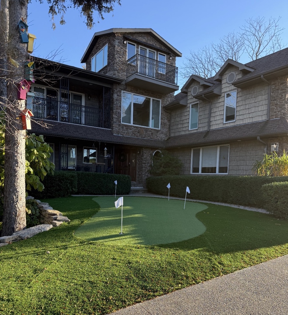 Outdoor Putting Green!