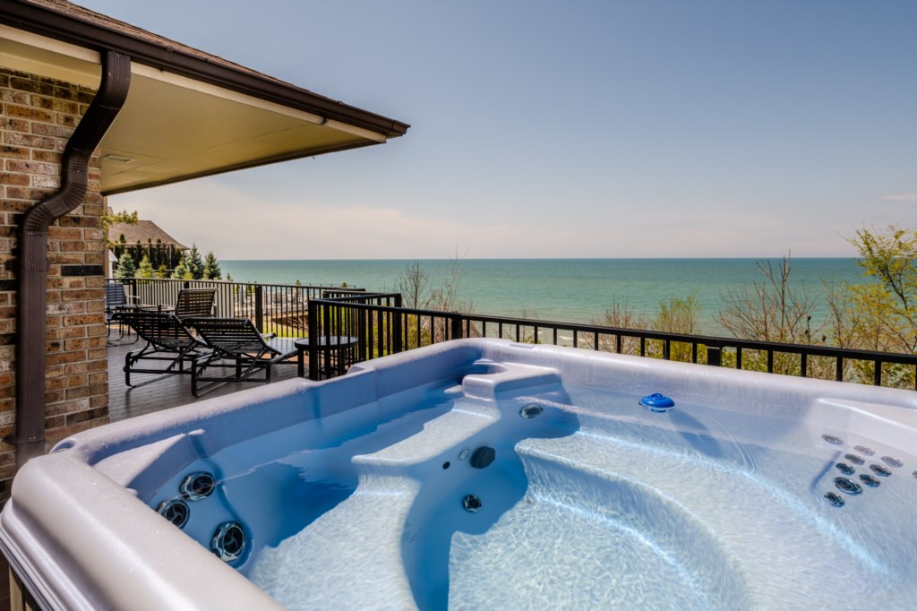 Hot Tub & Lake Views!