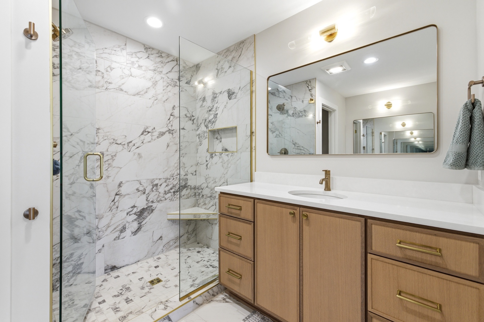 En Suite Full Bathroom