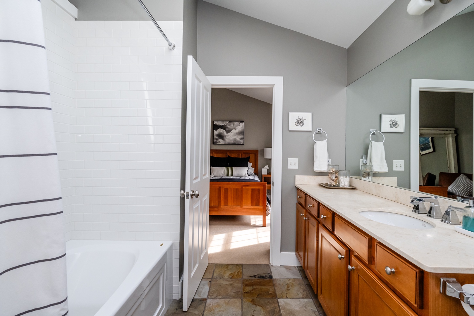 En Suite Bath (Alt Angle)