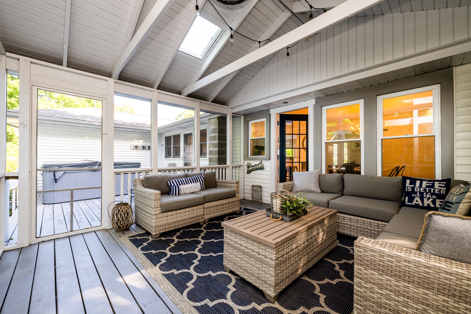 Screened-In Porch!