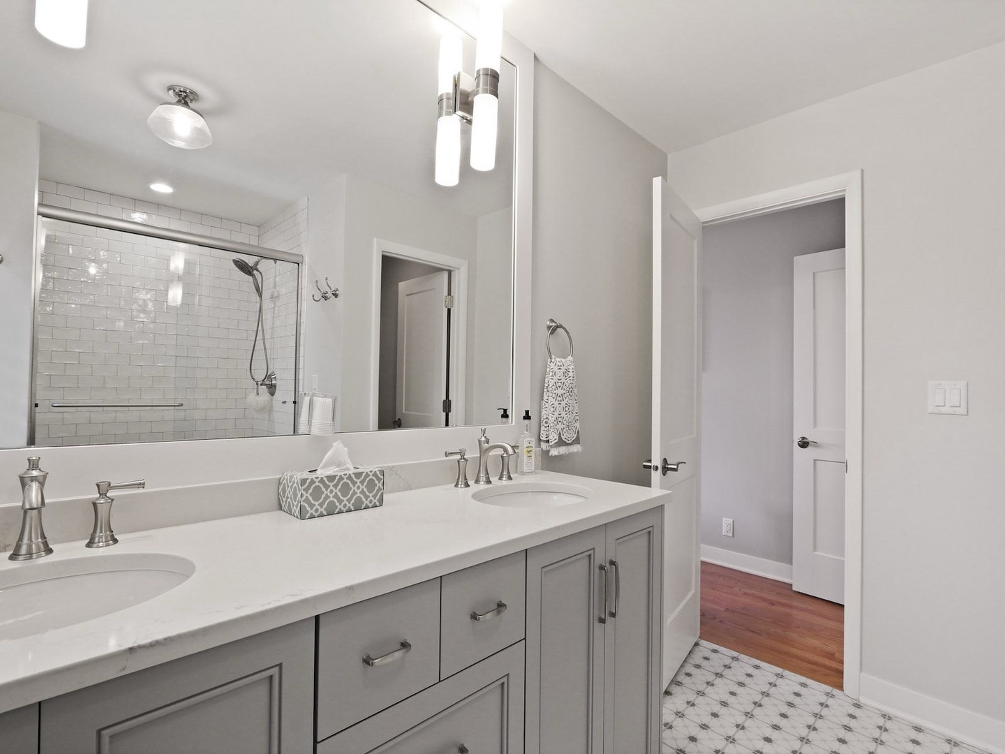 En Suite Full Bath