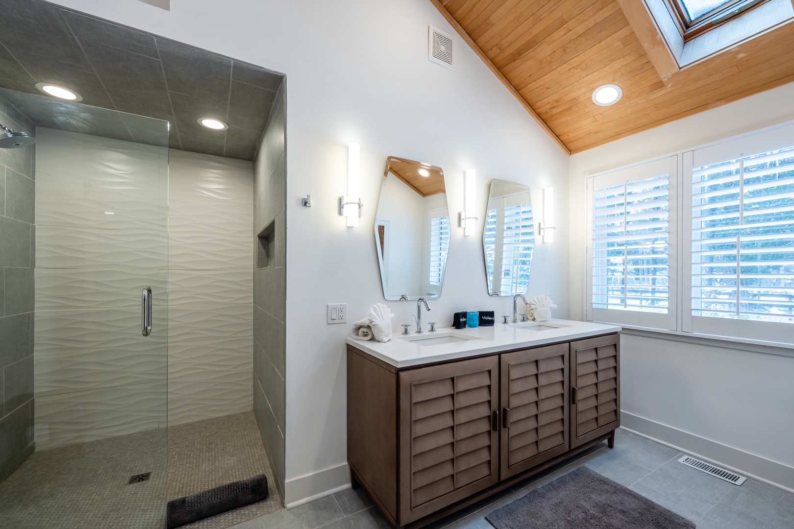 En Suite Full Bathroom