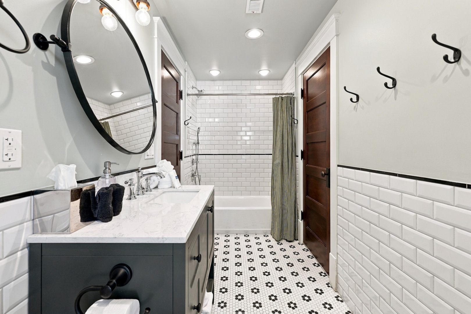 En Suite Full Bathroom