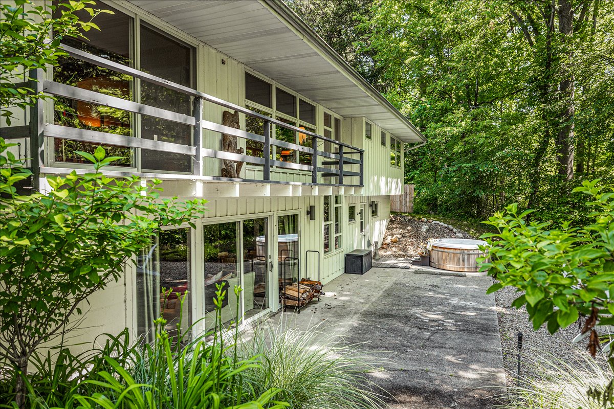 Modern retreat nestled in lush woodland with private hot tub and spacious balcony for outdoor relaxation.