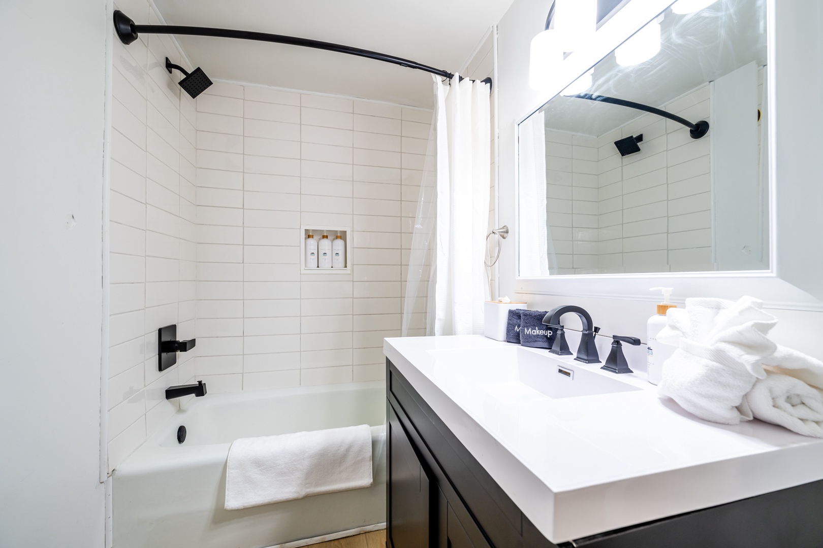 Full Bath (Hallway)