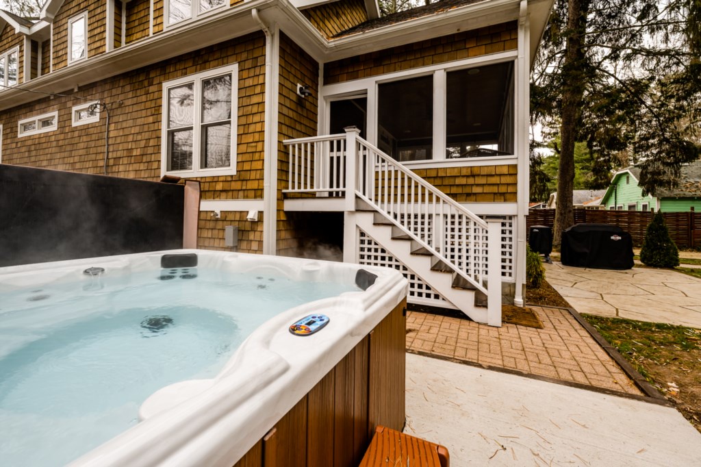 New Hot Tub! Open Year Round!
