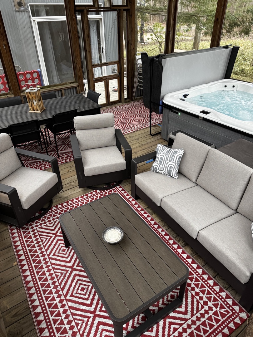 Beautiful Screened In Porch!