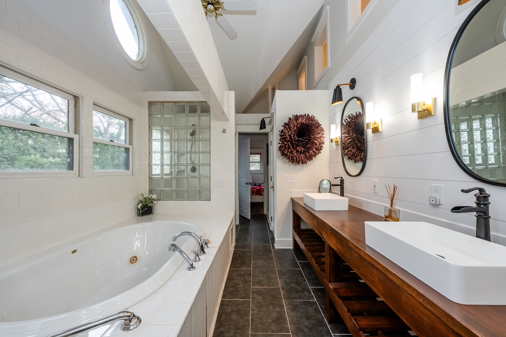 En Suite Full Bathroom