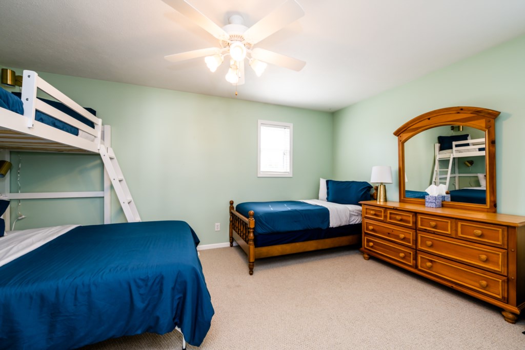 Bedroom #2 (Queen & Two Twins)