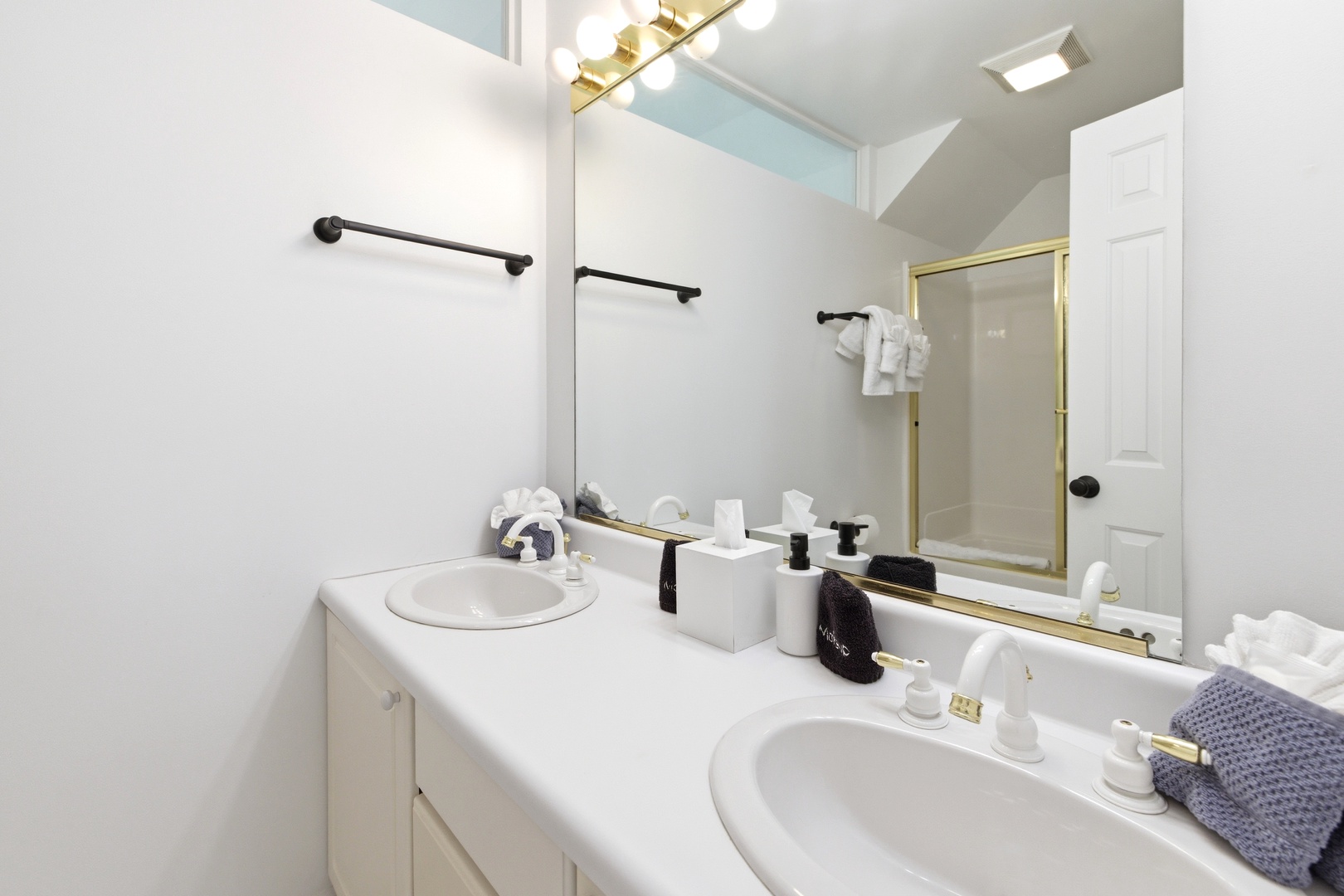 Upstairs Hallway Full Bathroom