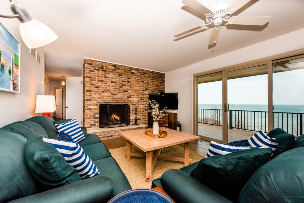 Family Room With Lake Views!