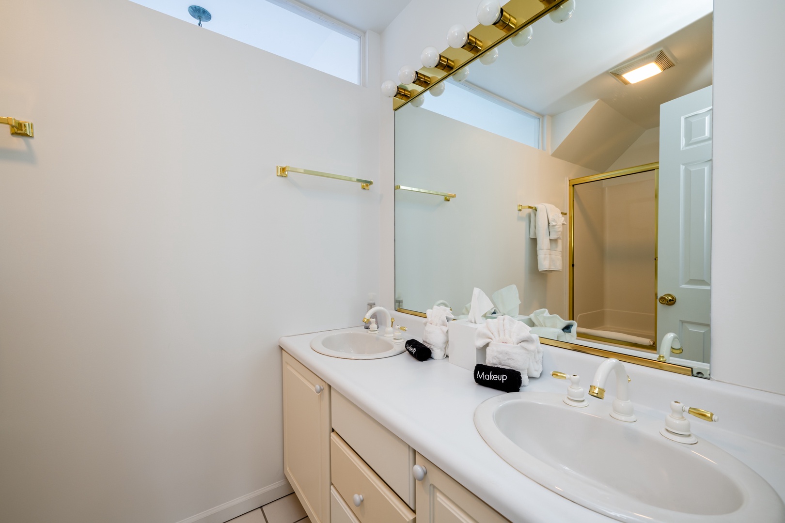 Upstairs Hallway Full Bathroom