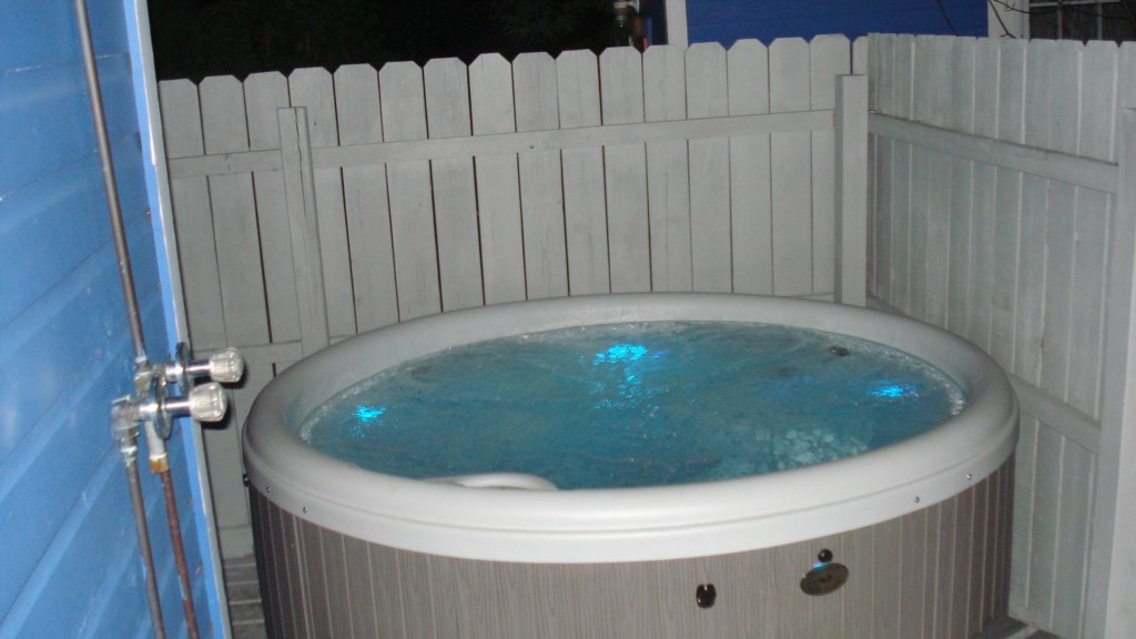 Private hot tub (open year round)