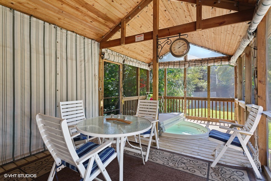 Screened-In Porch Dining