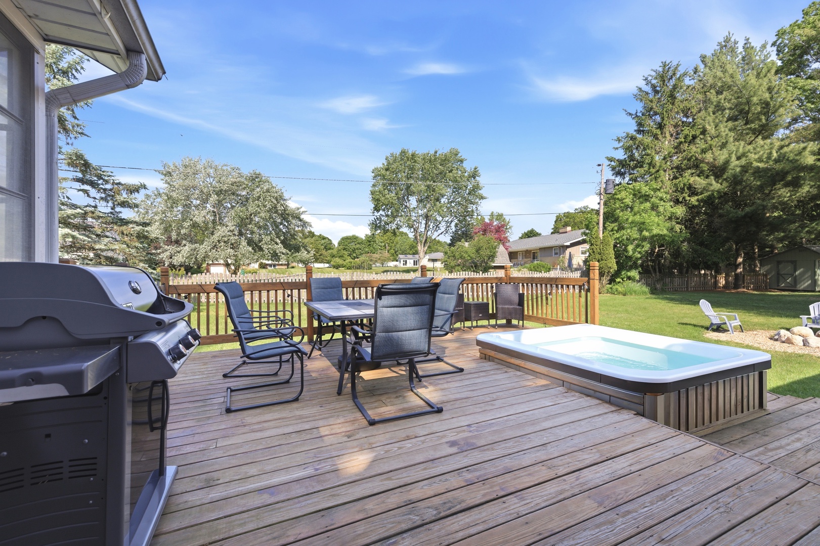 Outdoor Seating, Hot Tub, and Grill!