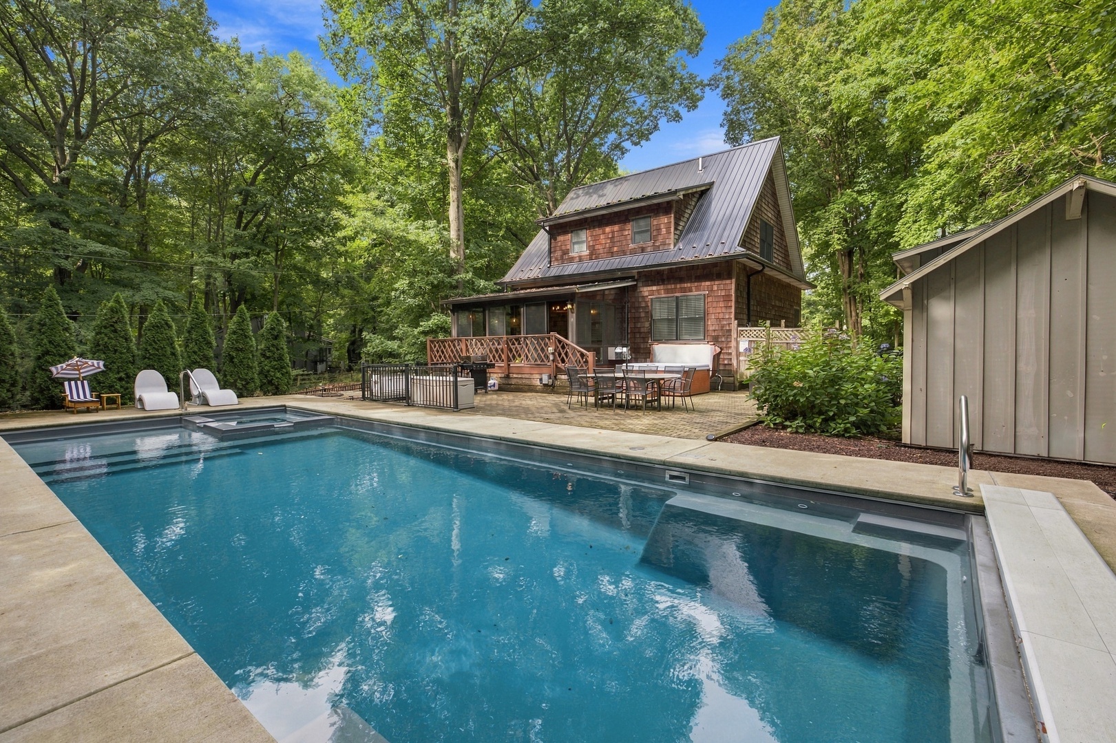 Private Heated Pool & Hot Tub!