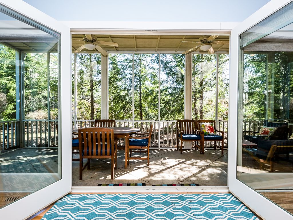 Screened-in porch