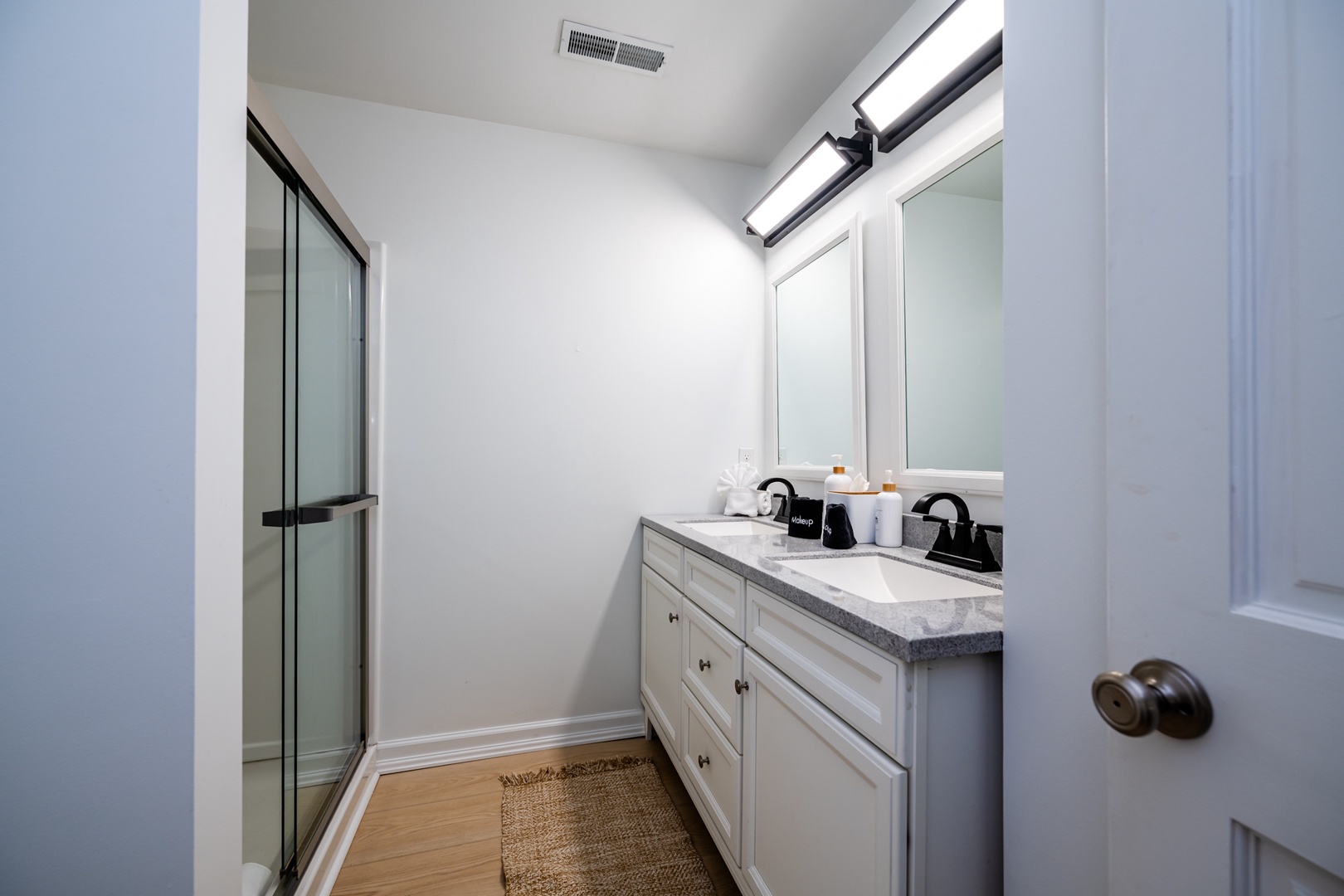 En Suite Full Bathroom