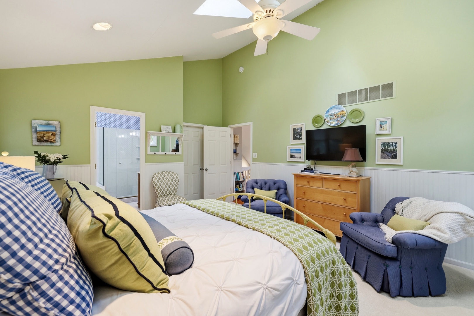 Bedroom #1 (Queen)