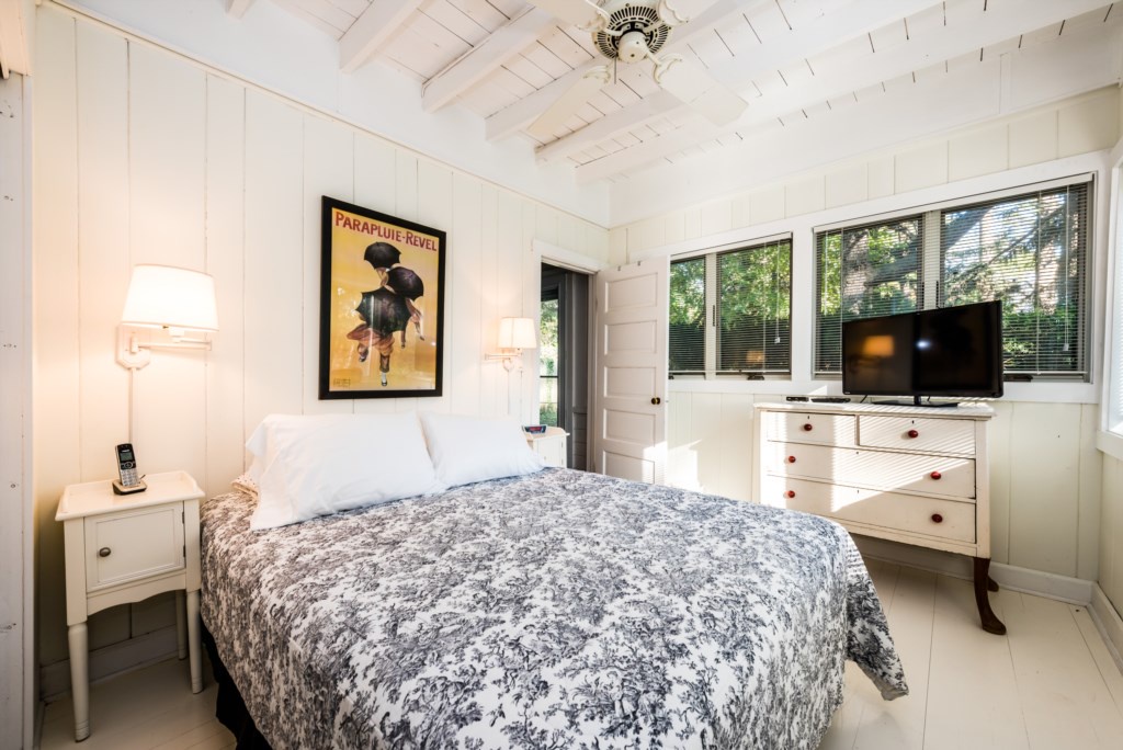 Master Bedroom (Queen)