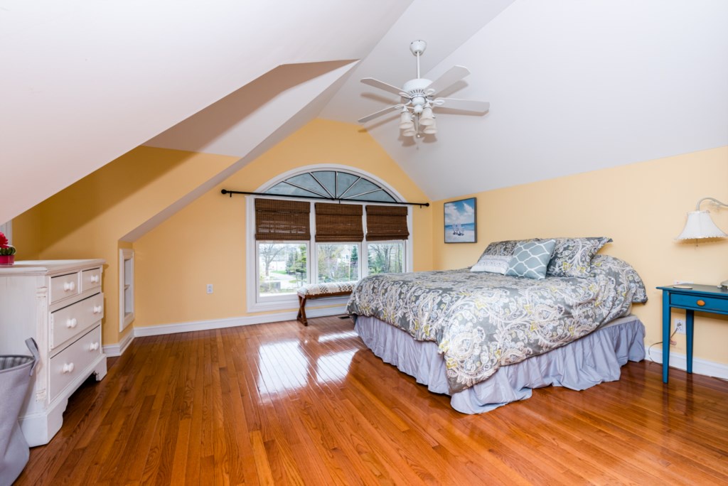 Bedroom #5 (Queen)