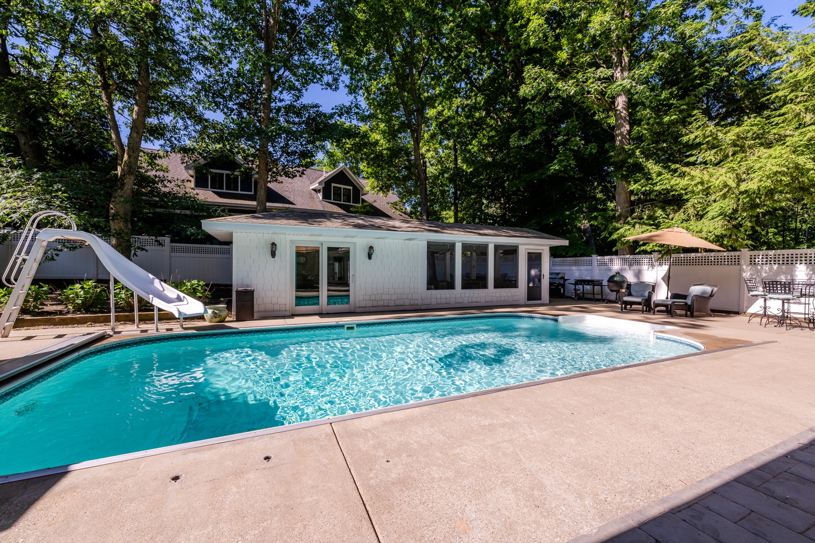 Pool House with Bathroom