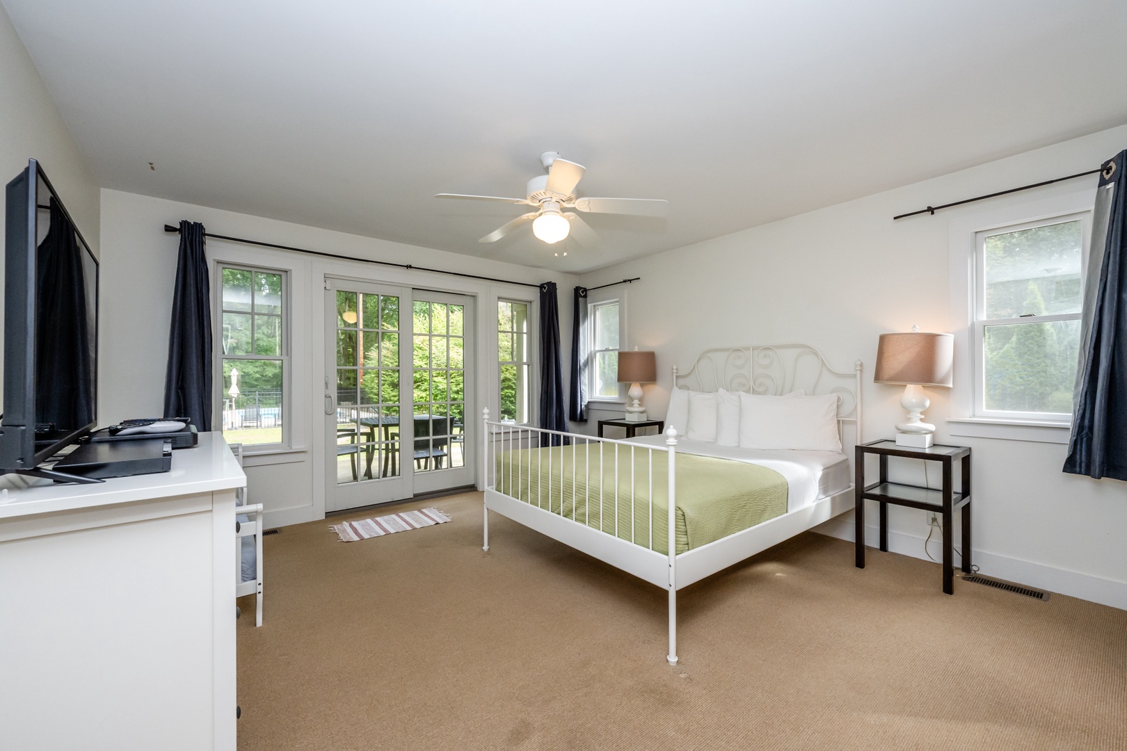 Main Floor Bedroom #1 (Queen)