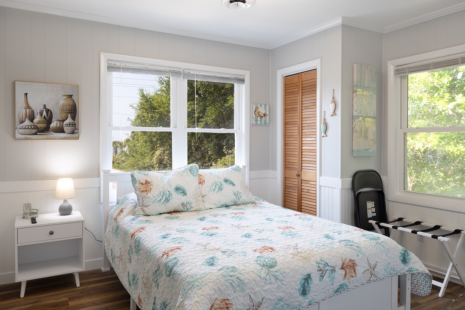 Bedroom w/ Queen Bed & Sharded Bath