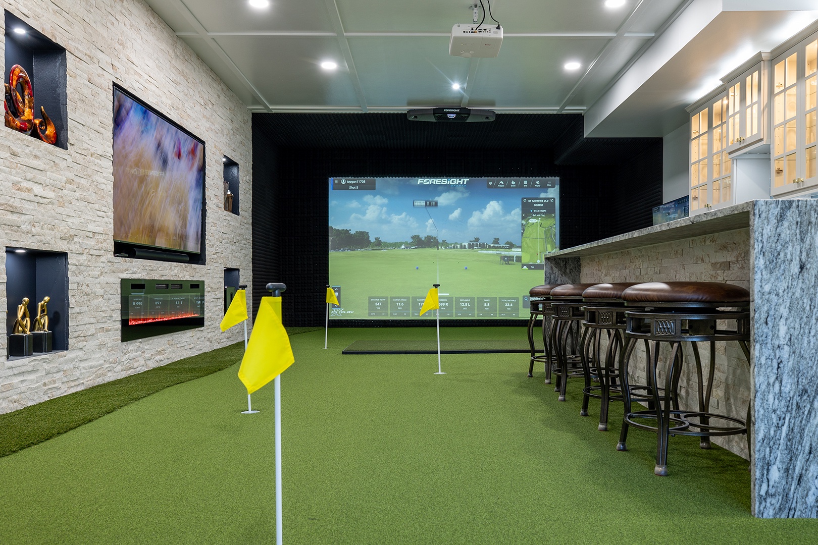 Ground Floor Indoor Putting Green and Golf Simulator