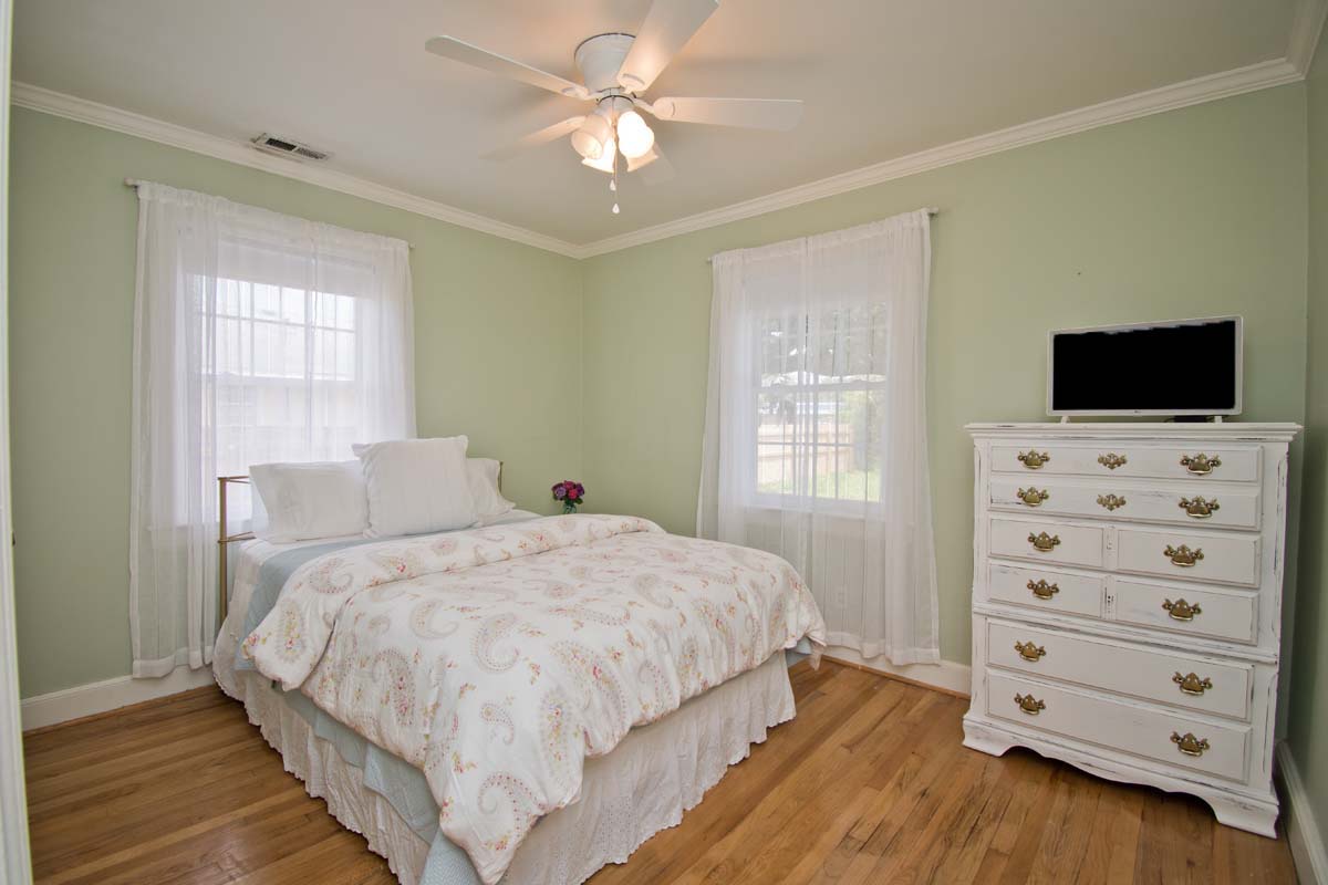 Bedroom with Queen