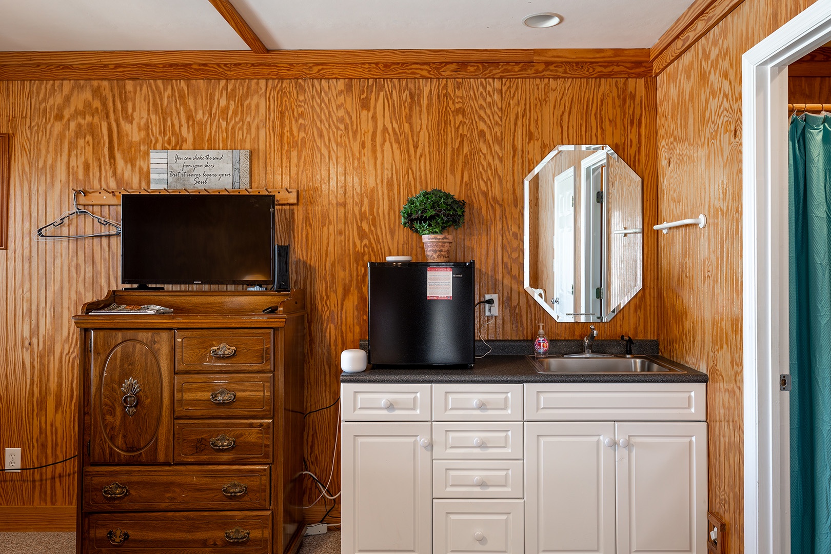 Ground Level Bedroom with Two Twins