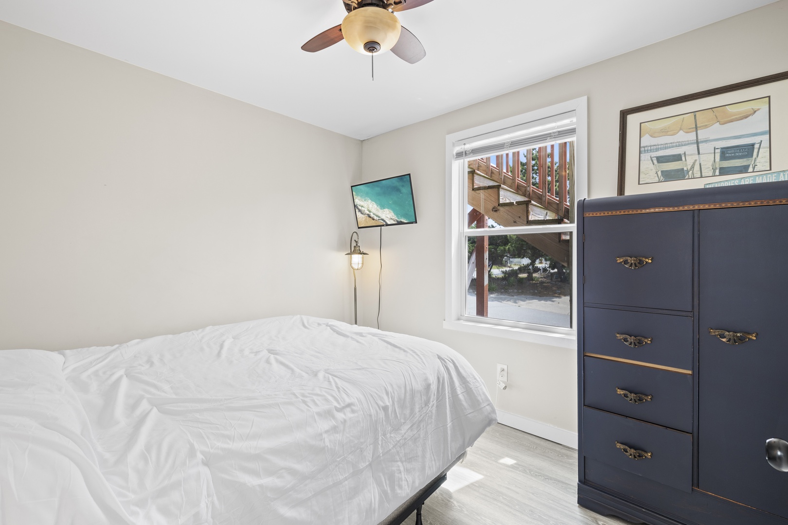 Bedroom w/ Queen Bed