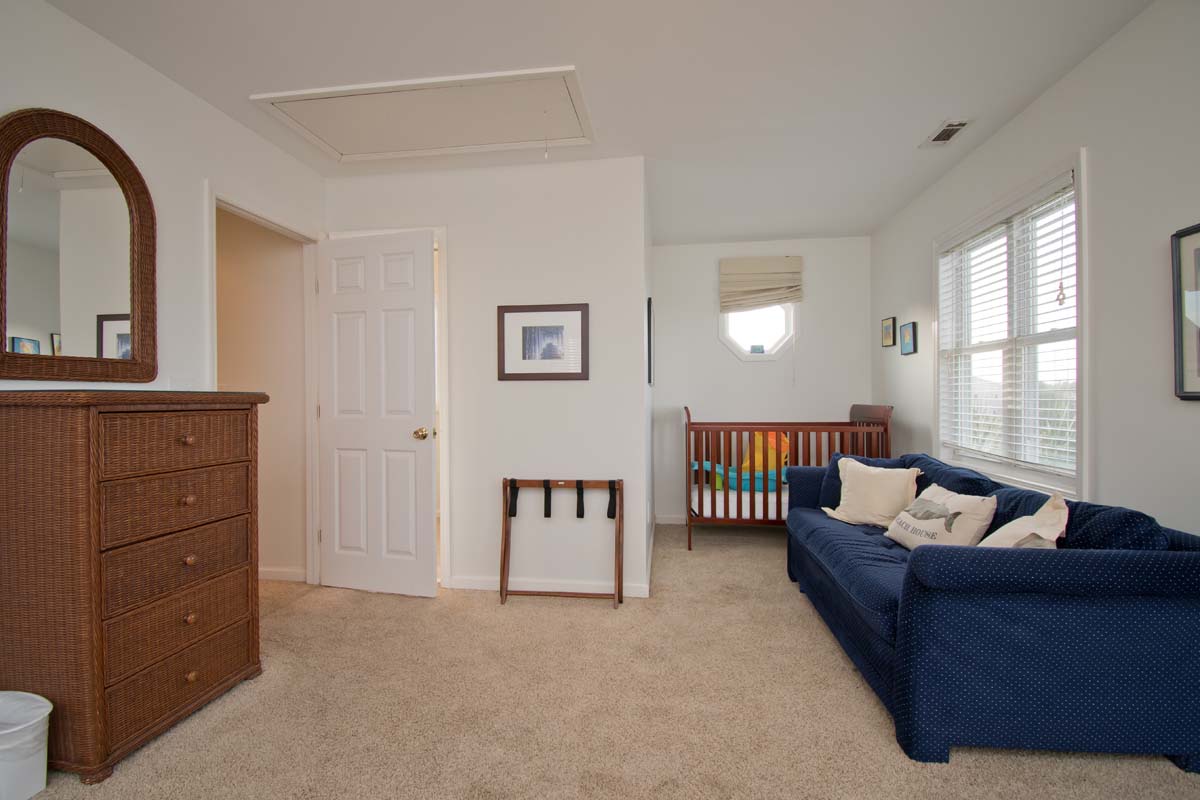 King's room has Crib