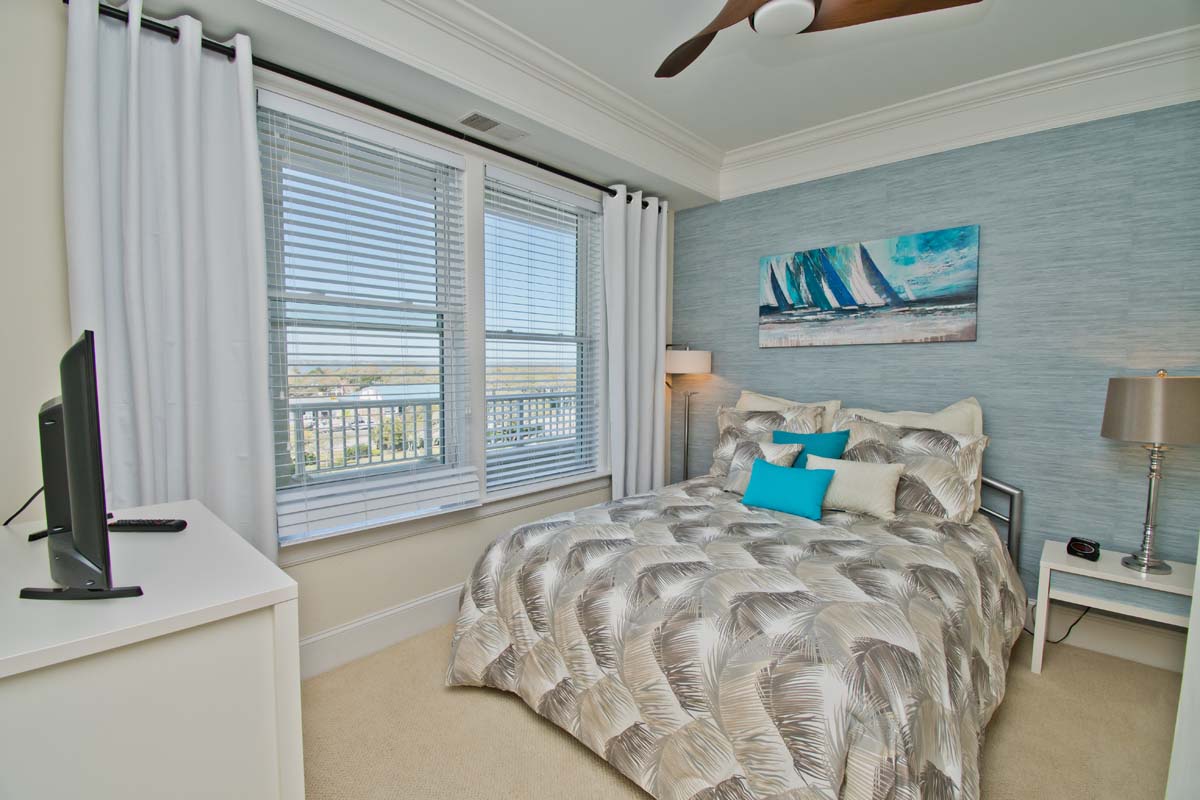 Bedroom with Queen