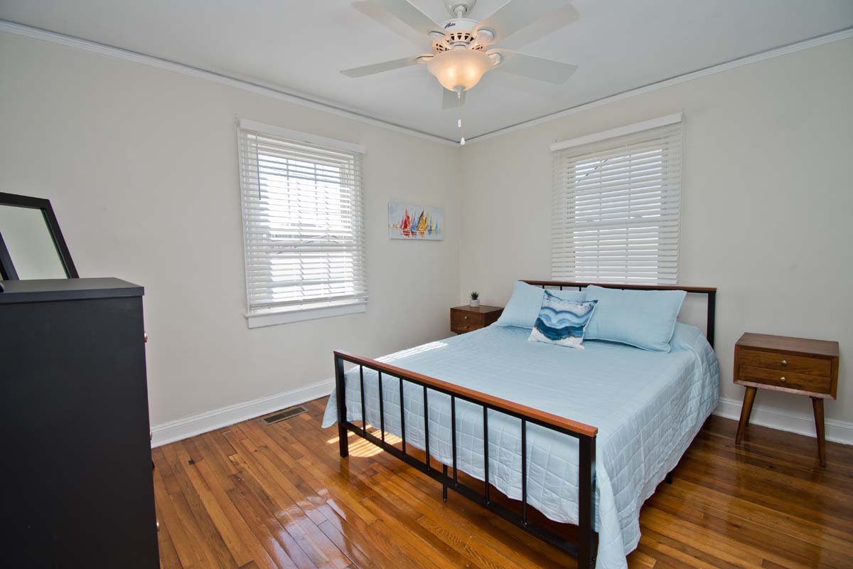 Bedroom with Queen