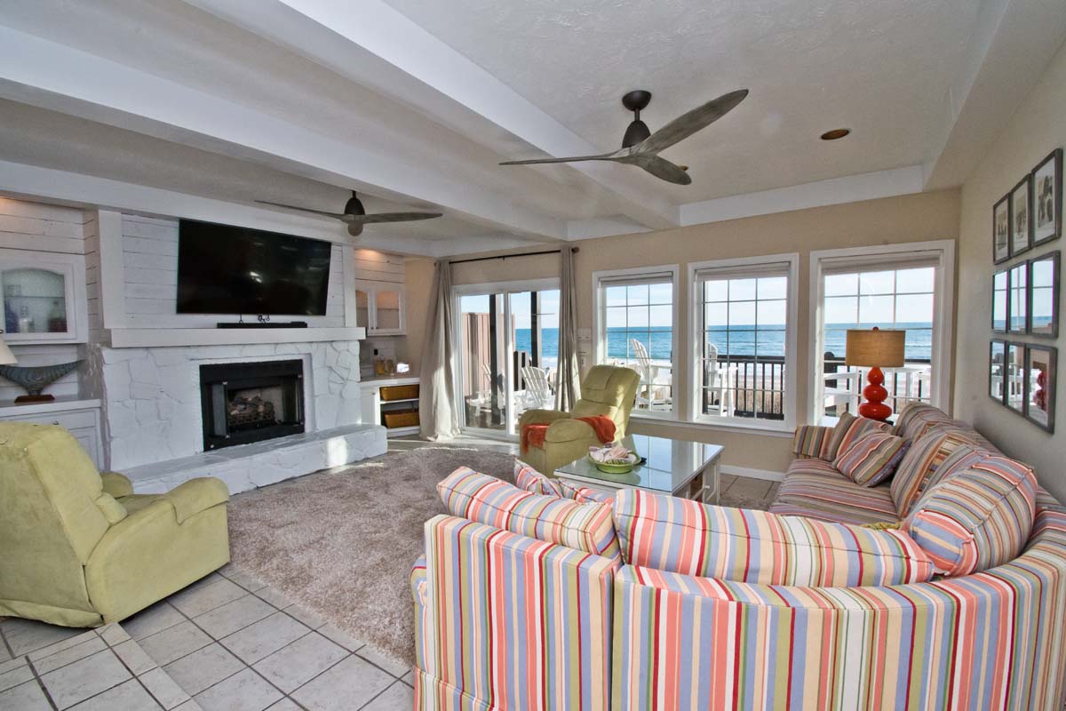 Living Area has Oceanfront Views