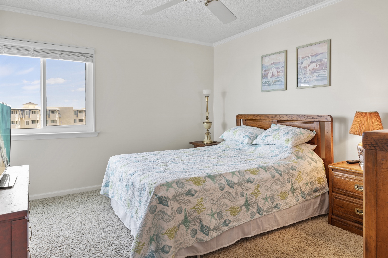 Primary Bedroom w/ Queen Bed & Deck Access