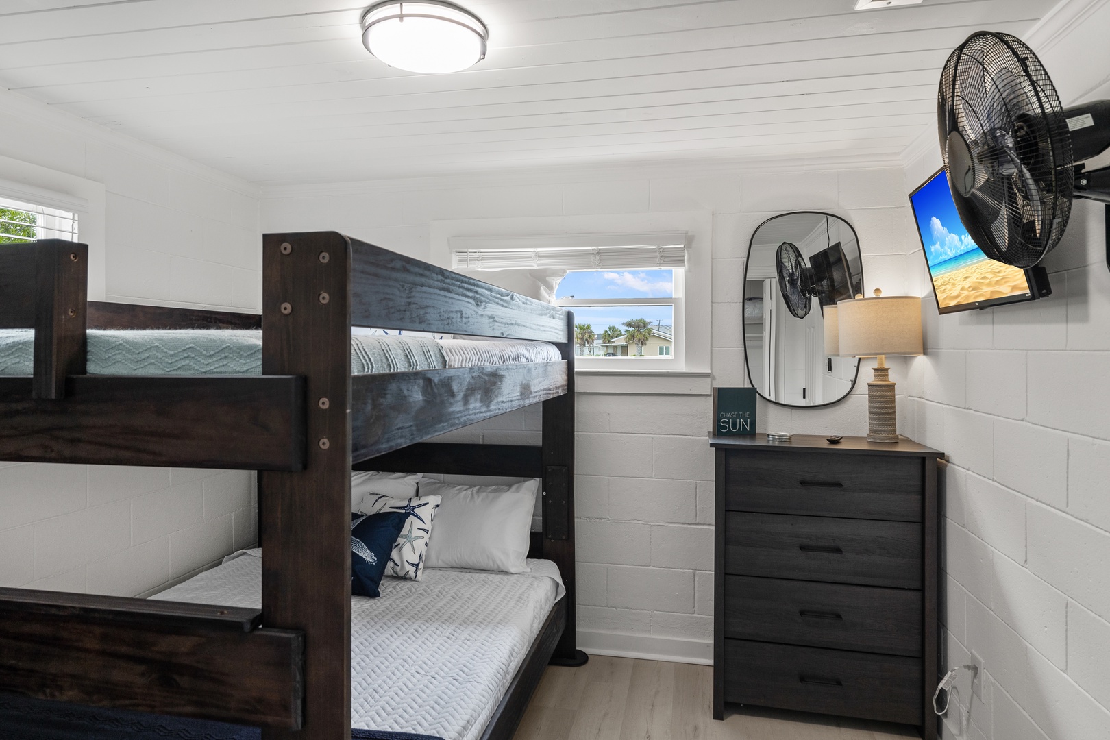 Bedroom w/ Queen Bunks