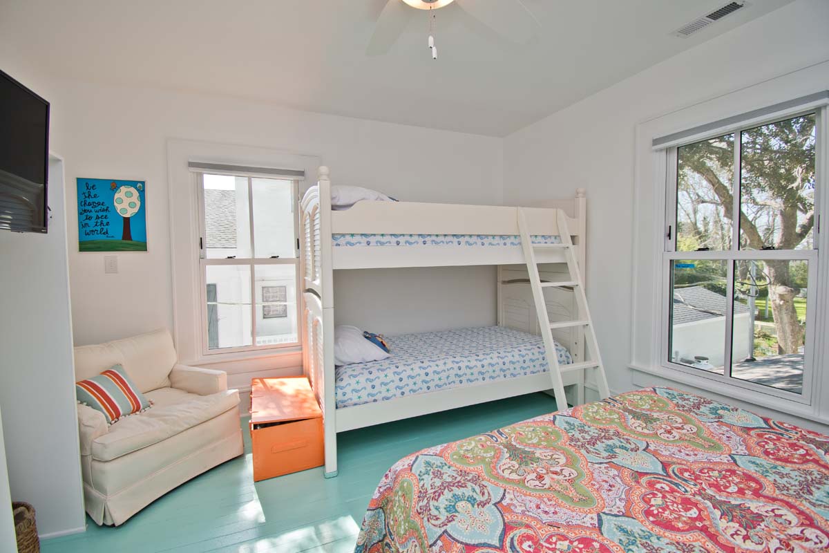 Secondary Room with Queen bed and Bunk beds