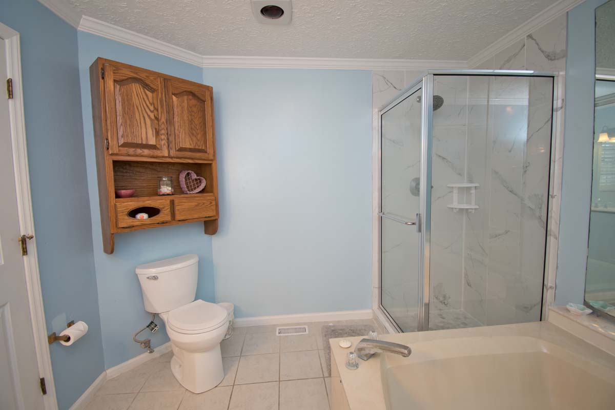 Queen's Private Bath
