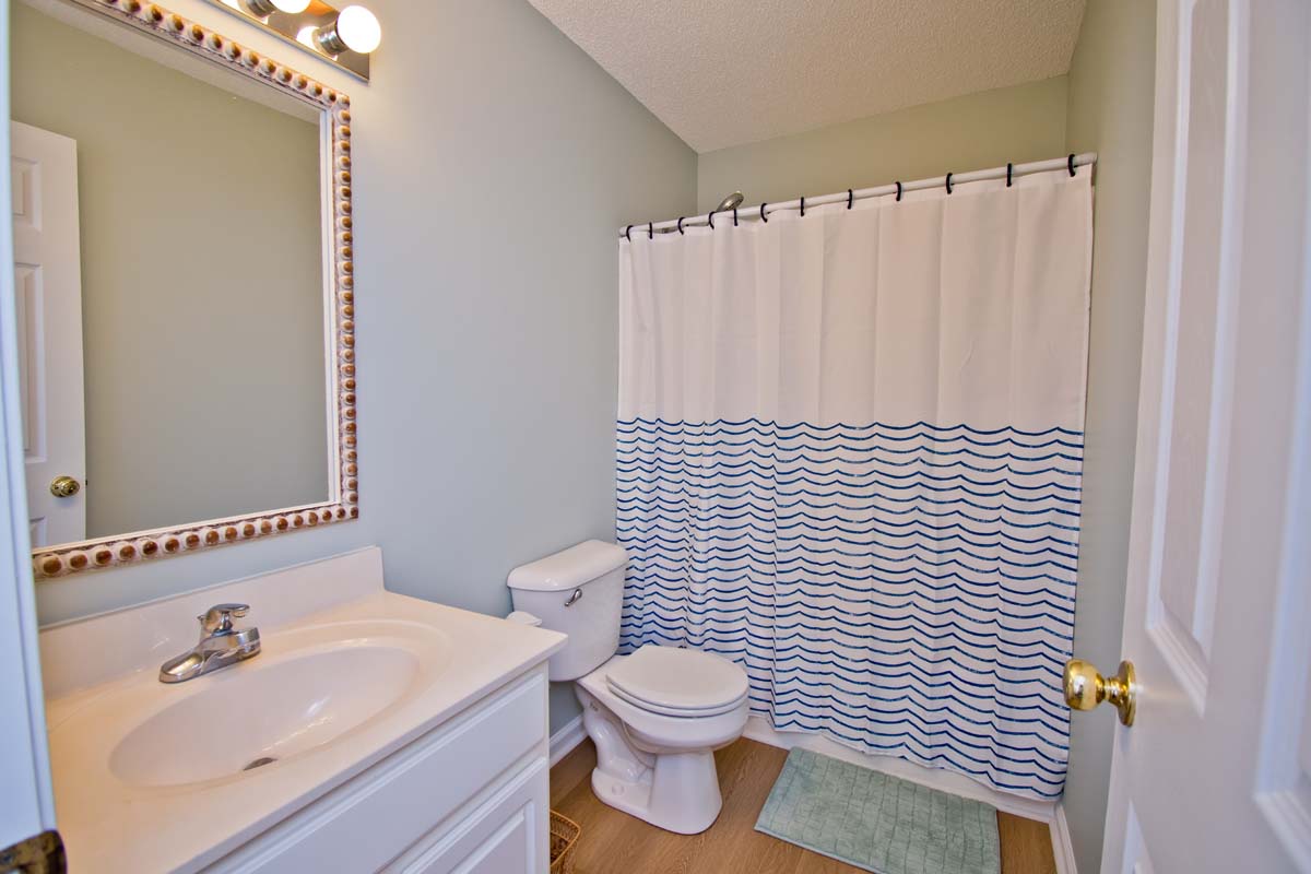 Queen's Private Bath