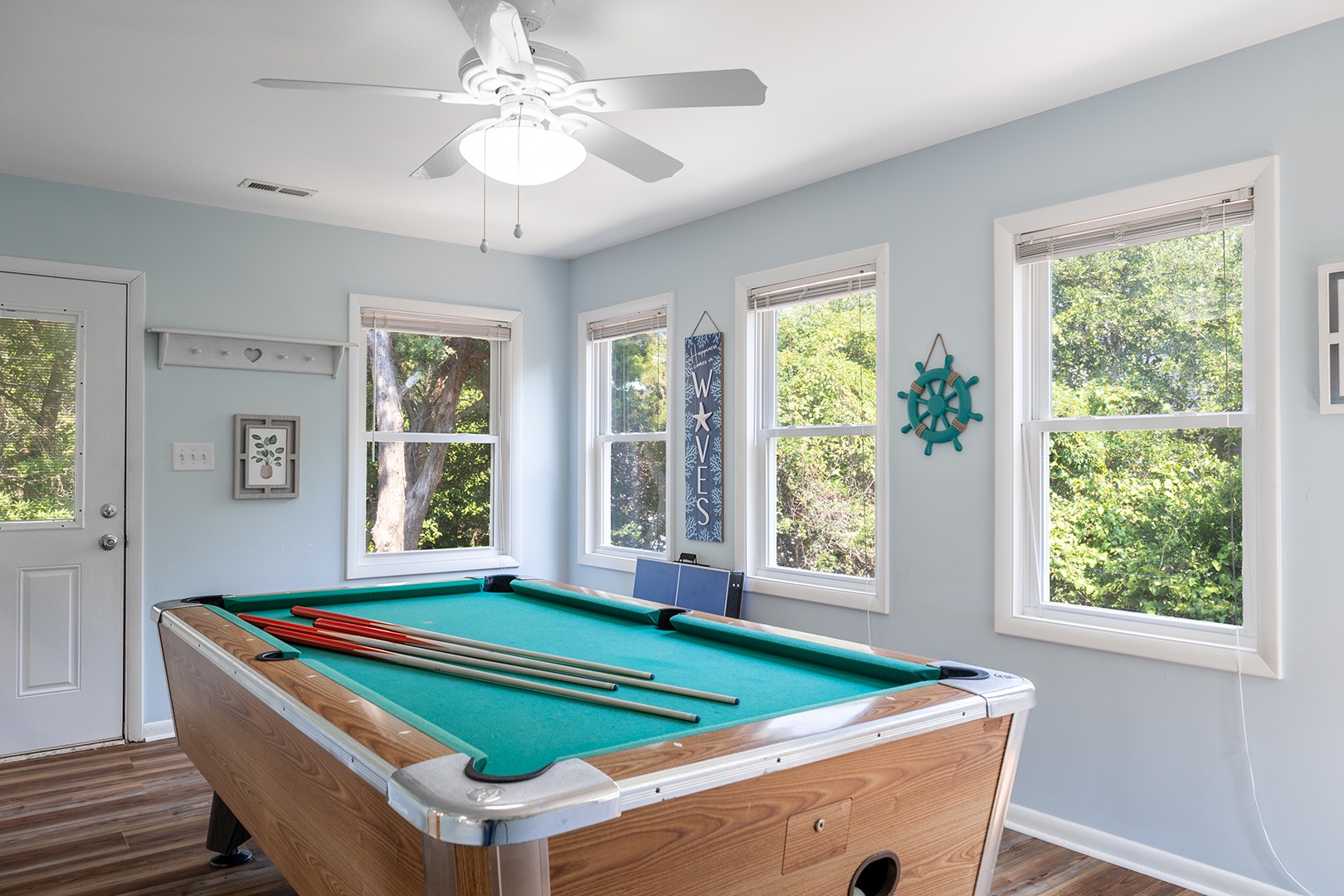 Sunroom w/ Pool Table