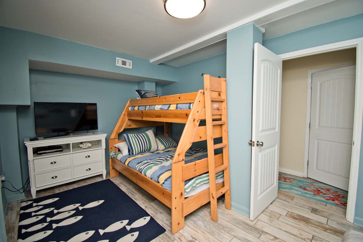 Ground Level Bedroom with Double/Twin Bunk