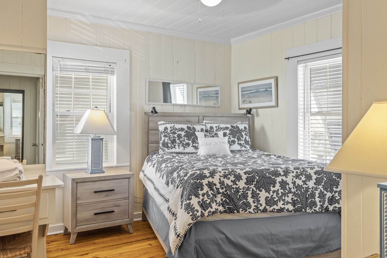 Bedroom w/ Queen Bed & Desk