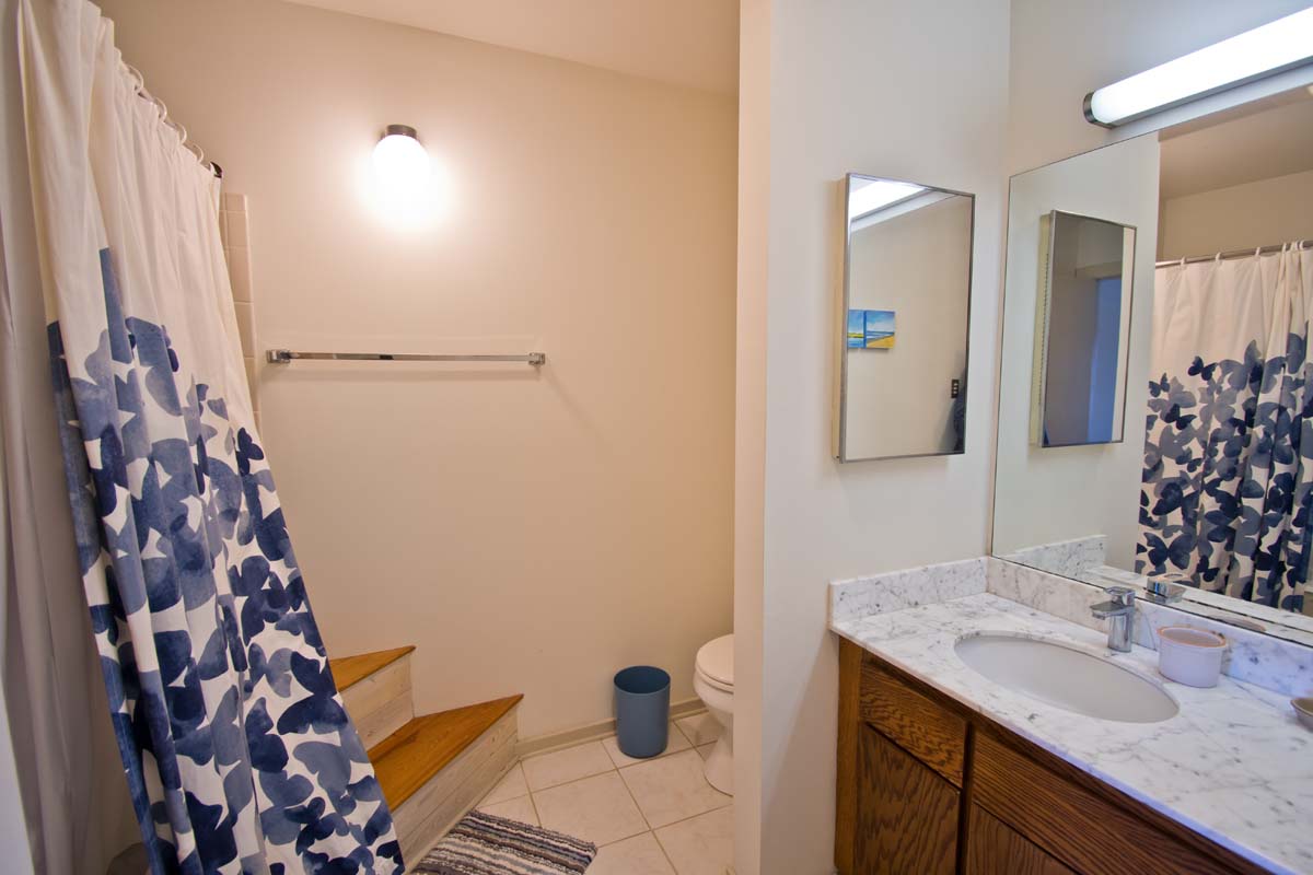 Queen's Private Bath
