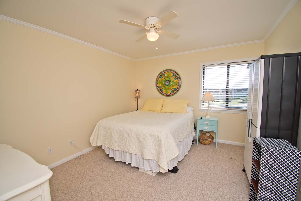 Bedroom with Queen