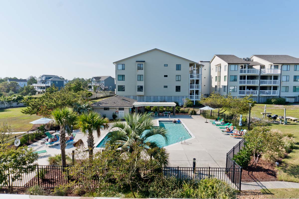 Pool Convenient to Condo